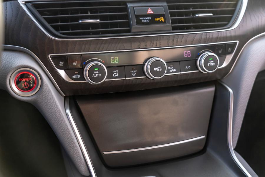 Детали интерьера Honda Accord Touring Hybrid 2017 года  (NA) (фото 165 из 170)